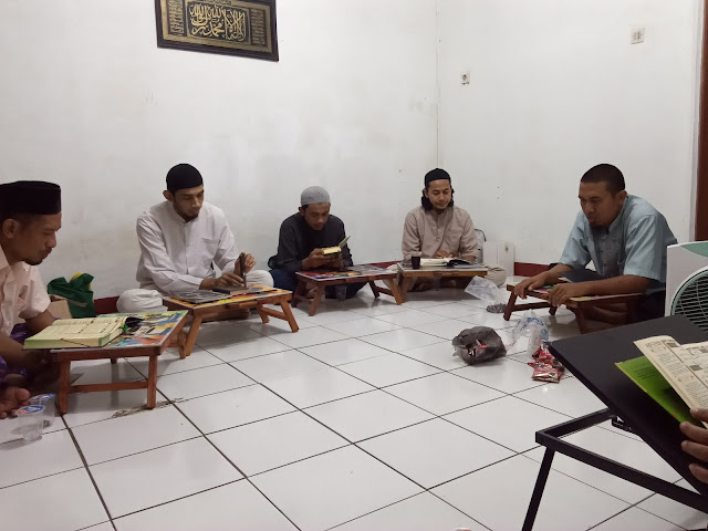 Kajian tahsin dan tahfidz kelas Ikhwan dewasa Rumah Qur'an Al Badr saat bertandang di wisma mitra Al Badr ( Riyadhul Qur'an )